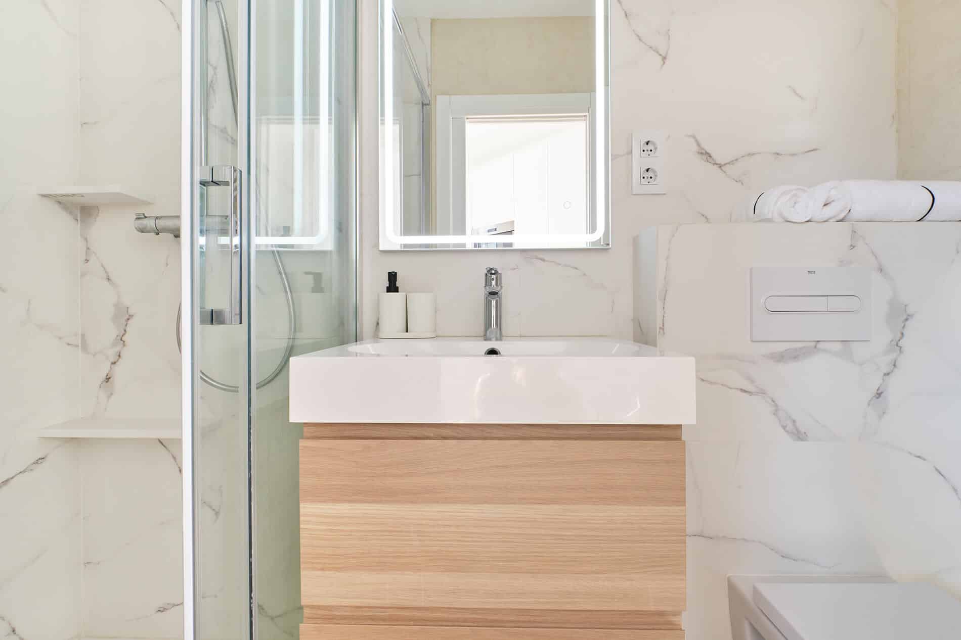 Barcelona roof studio - second-floor studio, main bathroom with marble walls, designed by Beatrice Leupold Barcelona roof studio - second-floor studio, main bathroom with marble walls, designed by Beatrice Leupold