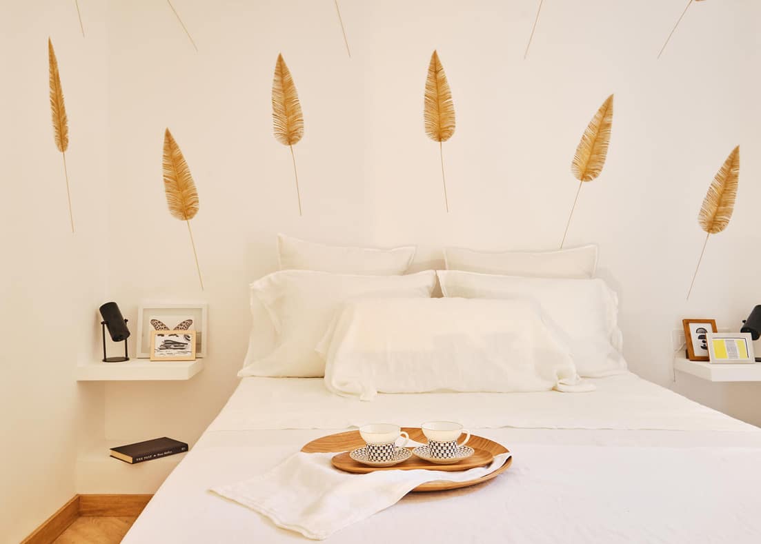 Barcelona roof studio - first floor, main bedroom with white bed sheets, designed by Beatrice Leupold Barcelona roof studio - first floor, main bedroom with white bed sheets, designed by Beatrice Leupold