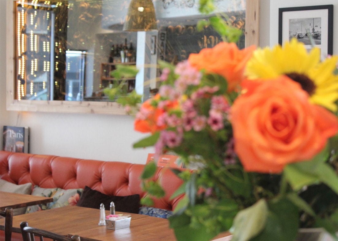 Café Crème Miami Restaurant - picture of flower decoration, design by Beatrice Leupold Café Crème Miami Restaurant - picture of flower decoration, design by Beatrice Leupold